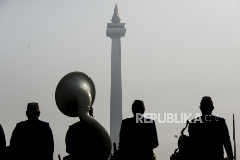 Pegawai Pemprov DKI mengikuti upacara HUT ke-495 Kota Jakarta di kawasan Monas, Jakarta Pusat, Rabu (22/6/2022). 
