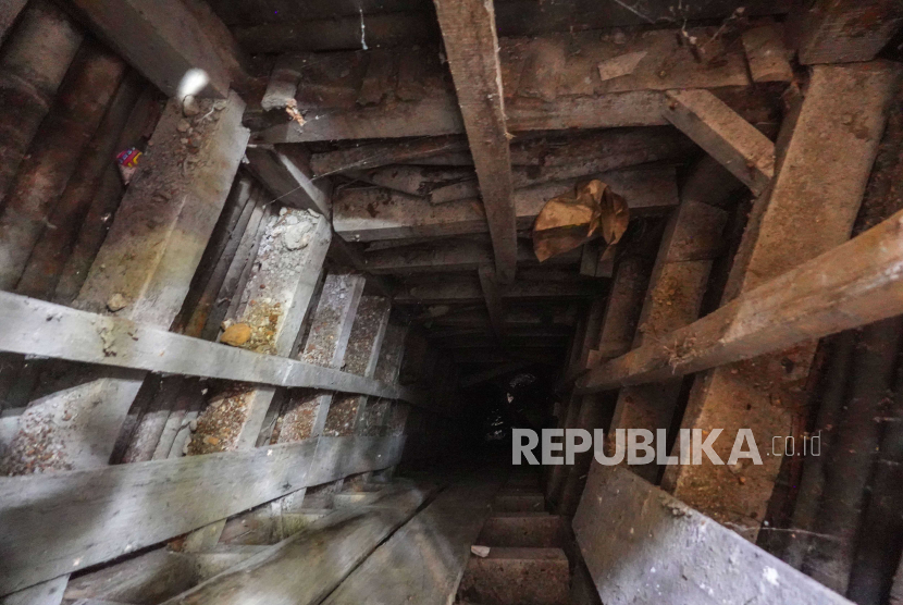 Pintu masuk lubang galian tambang emas di sekitar lokasi evakuasi delapan penambang yang terjebak dalam lubang galian emas, di Desa Pancurendang, Ajibarang, Banyumas.