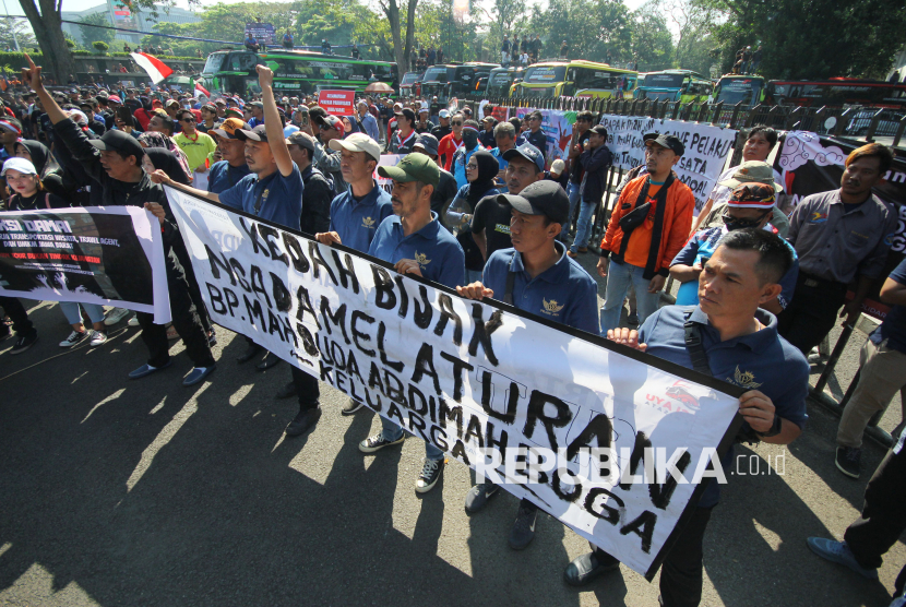 Ribuan pelaku usaha pariwisata di Jawa Barat (Jabar) menggeruduk Gedung Sate, Kota Bandung, Senin (21/07/2025). Dalam aksi itu mereka meminta agar kebijakan larangan Study Tour dicabut agar para pelaku usaha pariwisata dapat bekerja kembali serta mendapatkan penghasilan.