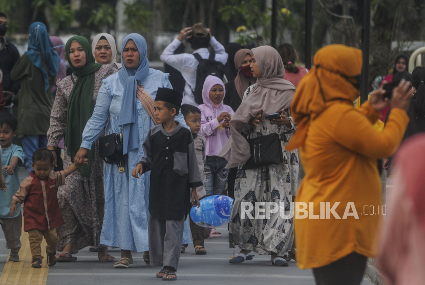 Sejumlah warga tidak memakai masker saat mengunjungi Alun-alun Kota Bogor, Jawa Barat, Selasa (29/3/2022). Rendahnya kesadaran dalam menerapkan protokol kesehatan di ruang publik membuat potensi terjadinya transmisi virus Covid-19 diantara pengunjung. Republika/Putra M. Akbar