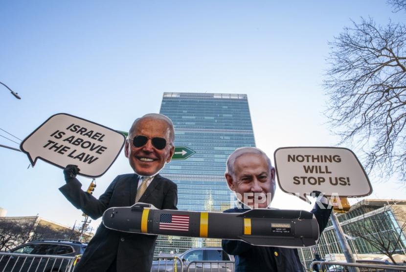 Para aktivis pro-Palestina melakukan protes di luar PBB sebelum pemungutan suara Dewan Keamanan PBB di markas besar PBB di New York, 20 Februari 2024.