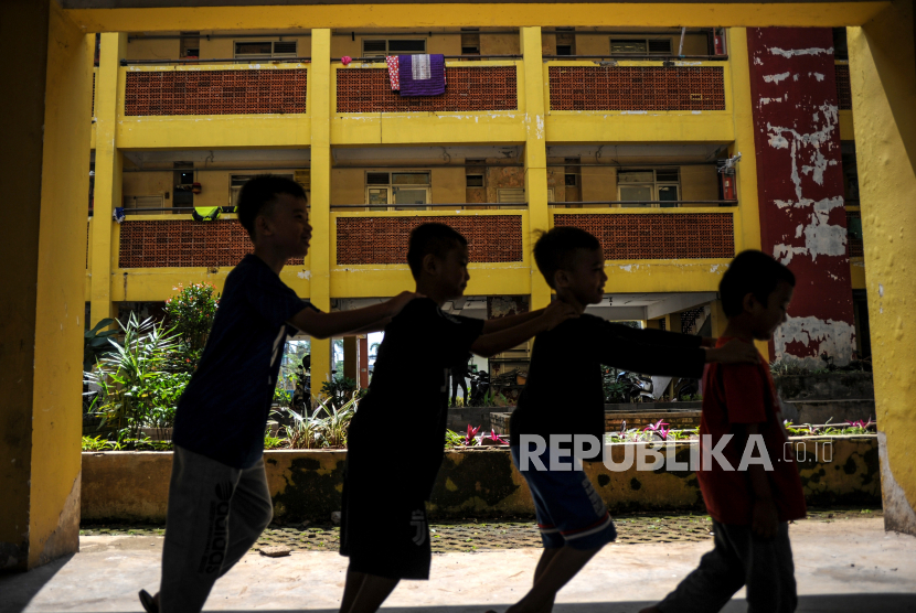 Sejumlah anak bermain di Rusunawa Cingised, Bandung, Jawa Barat, Senin (22/2/2021). Selain nutrisi yang lengkap, stimulasi juga penting untuk mengasah potensi prestasi pada anak.