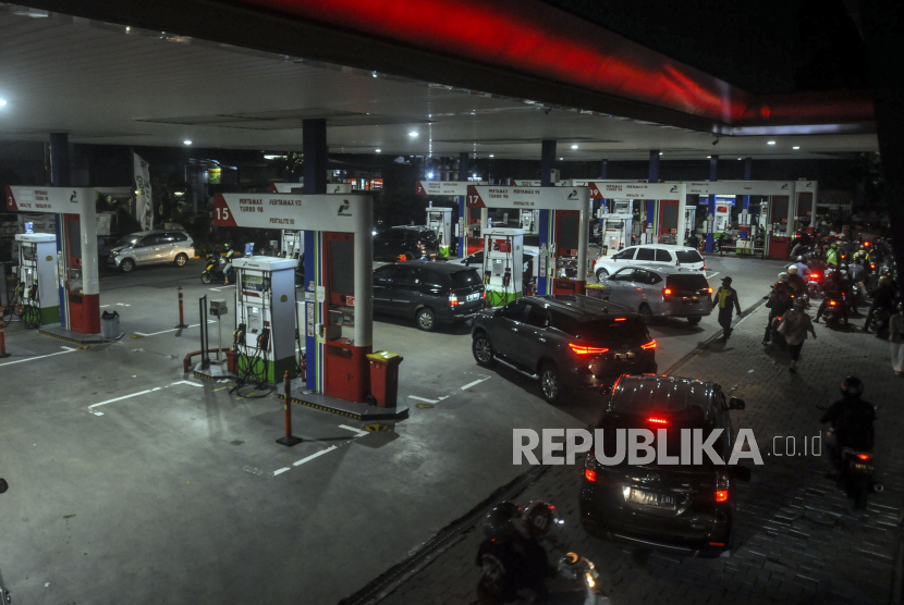 Sejumlah kendaraan mengantre untuk mengisi bensin di Jakarta, beberapa waktu lalu jelang kenaikan harga BBM jenis pertamax.
