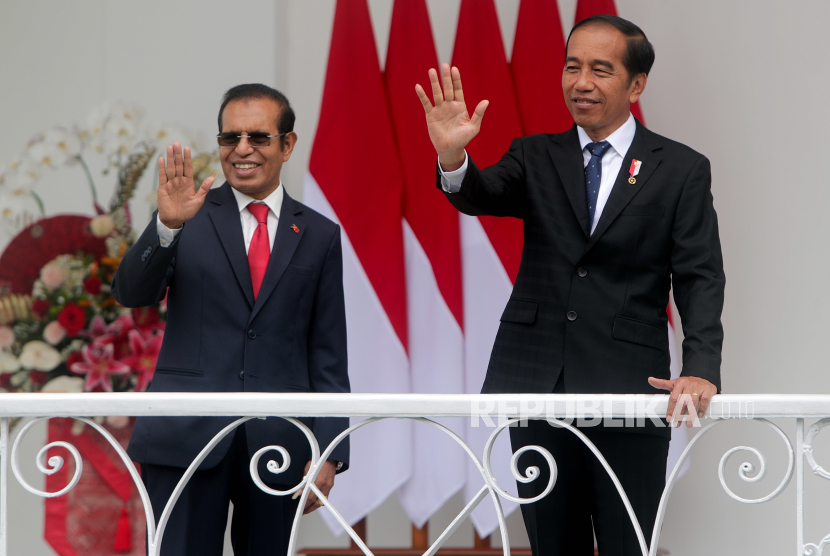  Presiden Joko Widodo (kanan) dan Perdana Menteri Timor Leste Taur Matan Ruak (kiri) melambaikan tangan kepada wartawan dalam pertemuan mereka di Istana Kepresidenan, di Bogor, Senin (13/2/2023). Perdana Menteri Timor Leste Taur Matan Ruak dipastikan menghadiri KTT ASEAN ke-42 yang bakal digelar di Labuan Bajo, Nusa Tenggara Timur pada 9-11 Mei.