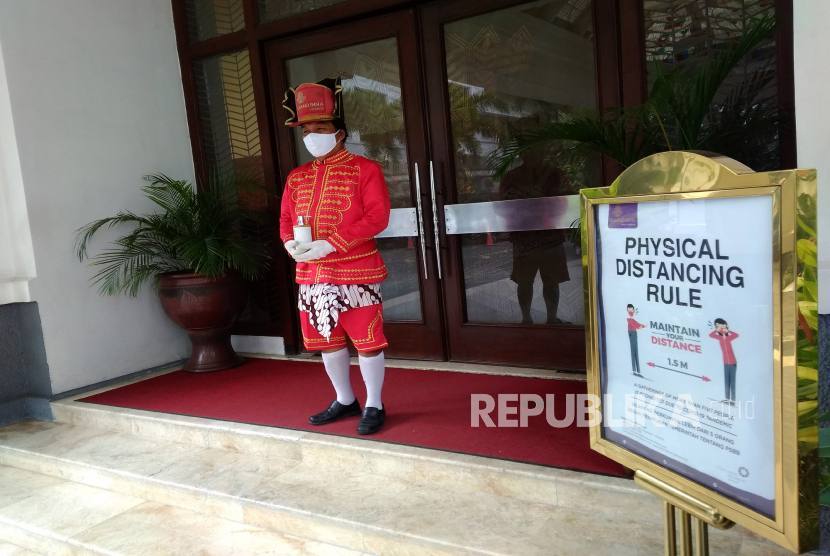 Penyambut tamu menggunakan sarung tangan dan masker di sebuah hotel di Yogyakarta (ilustrasi). PHRI DIY membenarkan sudah ada hotel yang dijual pengelolanya akibat tekanan pandemi dan PTKM terhadap bisnis mereka.