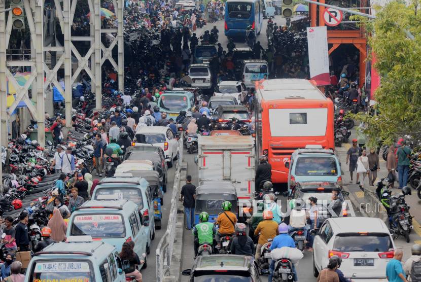Sejumlah kendaraan terjebak kemacetan di kawasan Tanah Abang, Jakarta, Sabtu (15/4/2023). Pemprov DKI terus menggenjot pembangunan infrastruktur transportasi untuk atasi macet