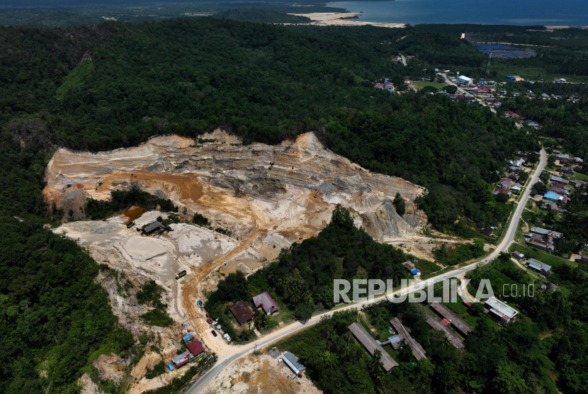 Foto udara aktivitas penambangan pasir silika (Ilustrasi)