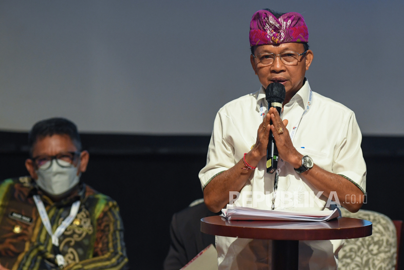 Gubernur Bali I Wayan Koster (kanan) menyampaikan paparan saat menjadi pembicara pada Forum Kepala Daerah dalam rangkaian Global Platform for Disaster Risk Reduction (GPDRR) 2022 di BICC, Nusa Dua, Bali, Senin (23/5/2022). (Ilustrasi)