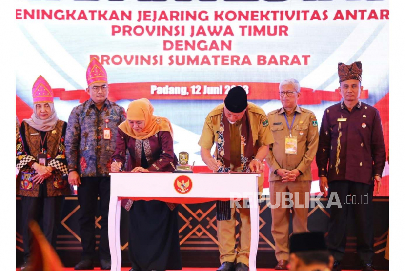Penandatanganan kerjasama dagang dan investasi antara Provinsi Jawa Timur dan Sumatra Barat oleh Gubernur Khofifah Indarparawansa dan Mahyeldi di Padang, Senin (12/6/2023).