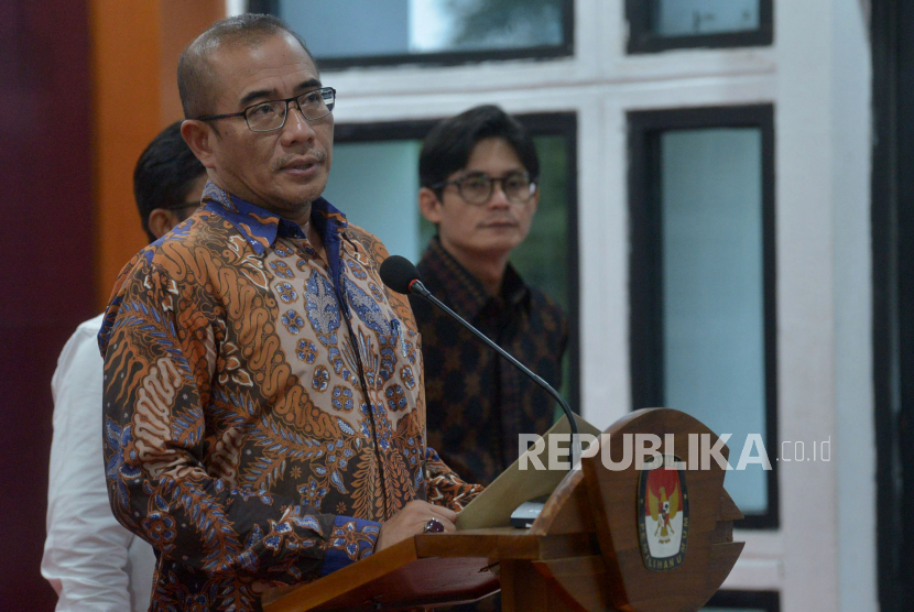 Ketua KPU Hasyim Asyari memberikan keterangan pers.