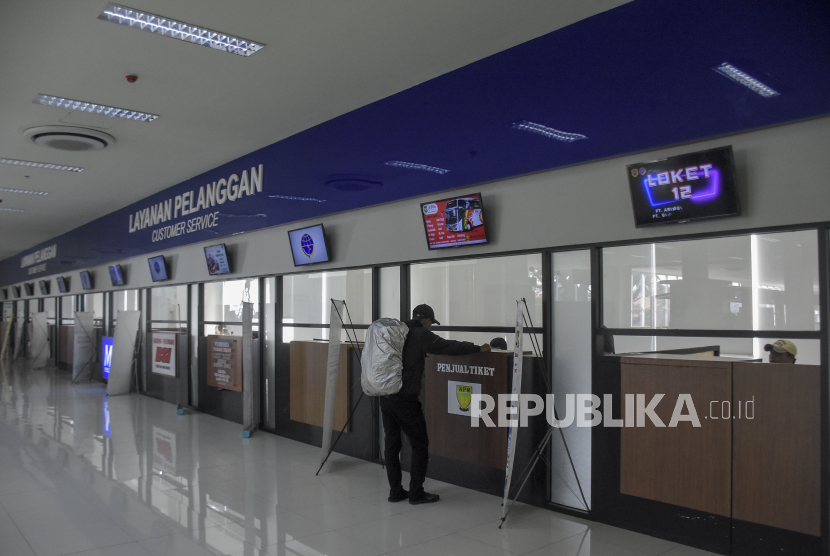 Calon penumpang berada di area penjualan tiket di Terminal Leuwipanjang, Bandung, Jawa Barat, Jumat (8/12/2023). 