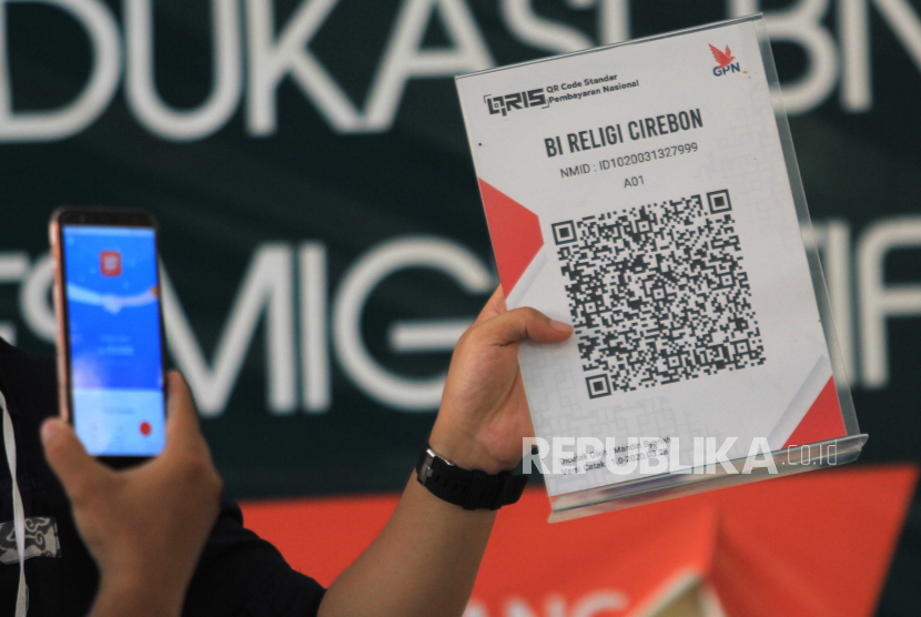 Pembayaran nontunai menggunakan QRIS (ilustrasi). Lebih dari 300 toko di Kota Pariaman, Sumatra Barat telah dilengkapi dengan kode QRIS.