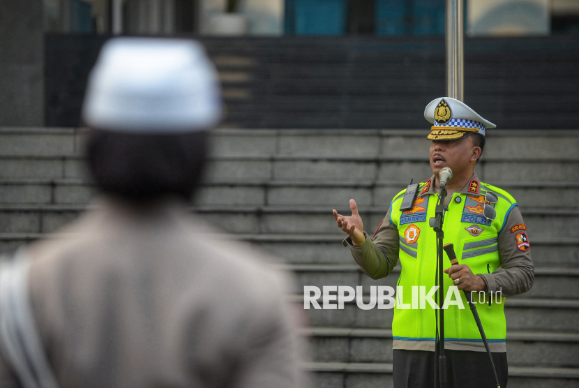 Kakorlantas Polri Irjen Pol. Agus Suryonugroho memimpin apel pagi di halaman NTMC Korlantas Polri, Jakarta, Senin (9/3/2026). Pada kesempatan tersebut, Kakorlantas Polri Irjen Pol. Agus Suryonugroho kembali menekankan peningkatan pelayanan kepada masyarakat, kedisiplinan, serta kesiapan personel dalam menghadapi arus mudik Lebaran 2026 sebagai bagian dari transformasi Polri yang lebih modern, humanis, dan dekat dengan masyarakat.