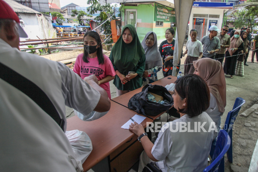 Warga antre untuk membeli paket sembako saat digelar gerakan pangan murah di Pasar Cibinong, Kabupaten Bogor, Jawa Barat, Sabtu (6/1/2024). 