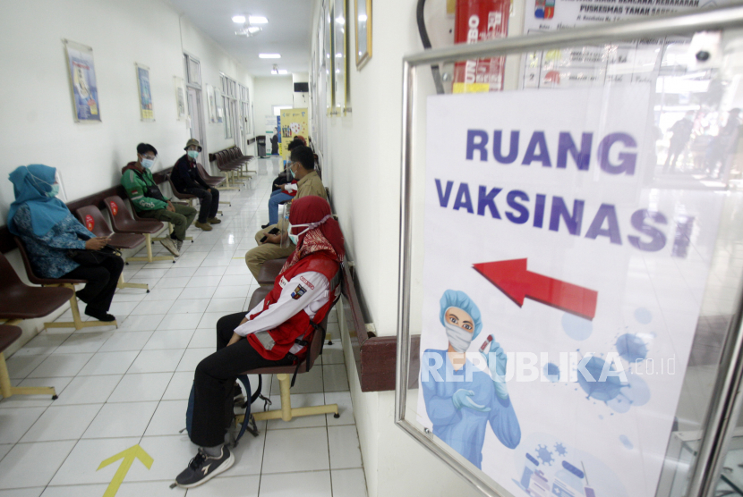 Sejumlah relawan antre untuk di vaksin  pada simulasi vaksinasi COVID-19 di Puskesamas Tanah Sareal, Kota Bogor, Jawa Barat, Rabu (18/11/2020). Menteri Kesehatan (Menkes) Terawan Agus Putranto mengatakan, pemerintah menargetkan imunisasi COVID-19 akan diberikan kepada 67 persen dari 160 juta penduduk berusia 18-59 tahun atau sebanyak 107,2 juta orang, pemberian vaksinasi akan dilakukan melalui skema vaksin program dan vaksin mandiri. 