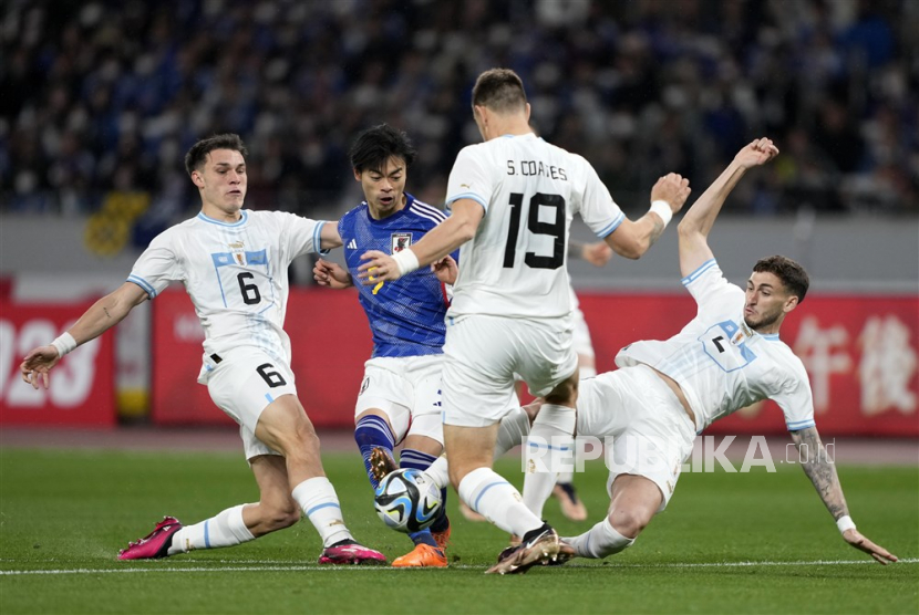 Kaoru Mitoma (2-L) of Japan in action during the friendly soccer match between Japan and Uruguay at the National Stadium in Tokyo, Japan, 24 March 2023. 