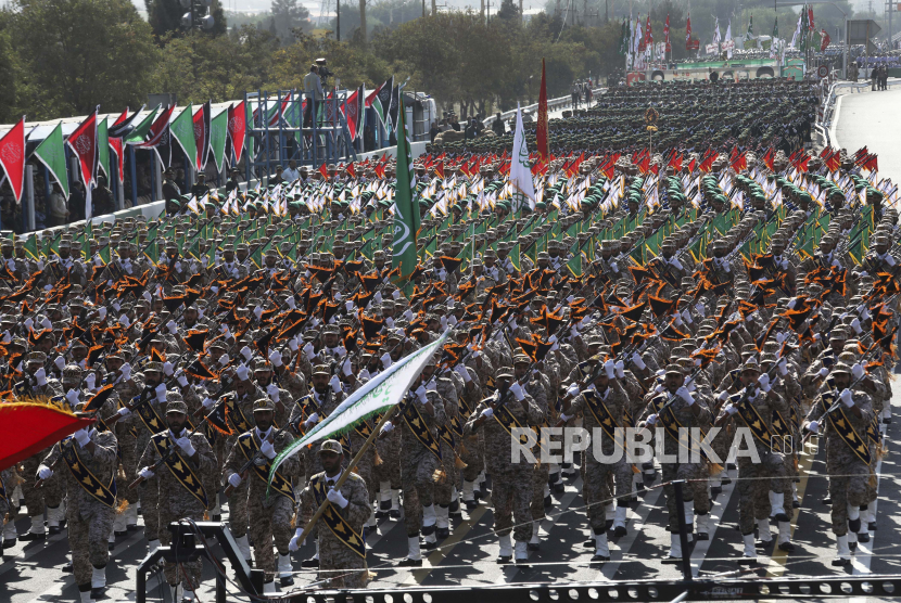  Pasukan Garda Revolusi paramiliter Iran berbaris selama parade militer memperingati dimulainya perang Irak-Iran 1980-88, di depan kuil almarhum pendiri revolusioner Ayatollah Khomeini, tepat di luar Teheran, Iran, Kamis, 22 September , 2022.