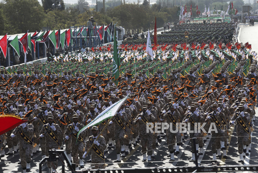  Pasukan Garda Revolusi paramiliter Iran berbaris selama parade militer (ilustrasi).