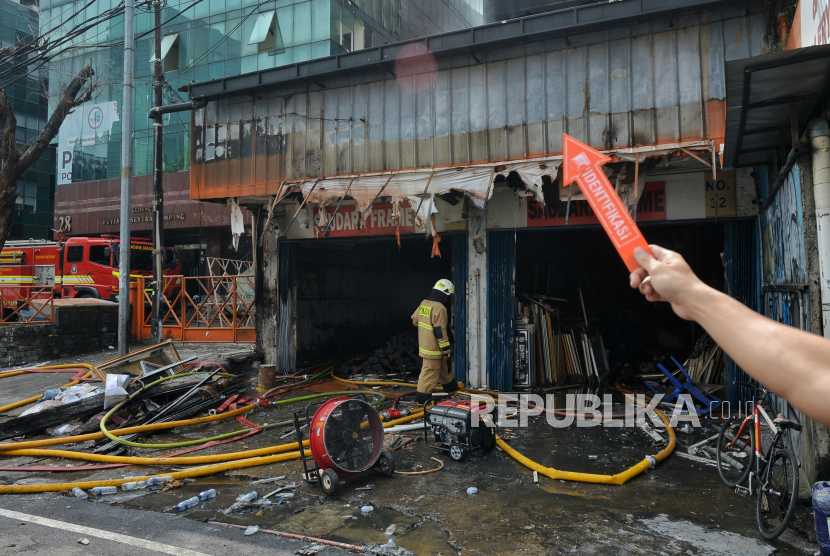 Tim INAFIS saat mengidentifikasi di lokasi kebakaran di Jalan Mampang Prapatan, Jakarta Selatan, Jumat (19/4/2024). Kebakaran yang menghanguskan toko bingkai tersebut terjadi pada Kamis (18/4) kemarin, sekitar pukul 19.30 WIB yang menewaskan sebanyak tujuh orang dan lima orang mengalami luka-luka. Ketujuh korban tersebut ditemukan tewas di lantai 2 saat petugas melakukan pendingina.