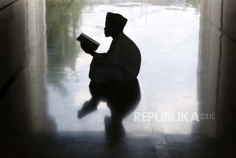 Seorang anak membaca Alquran. Imam Al Ghazali: Panjang Angan Penyakit Ganas Pembawa Empat Dosa