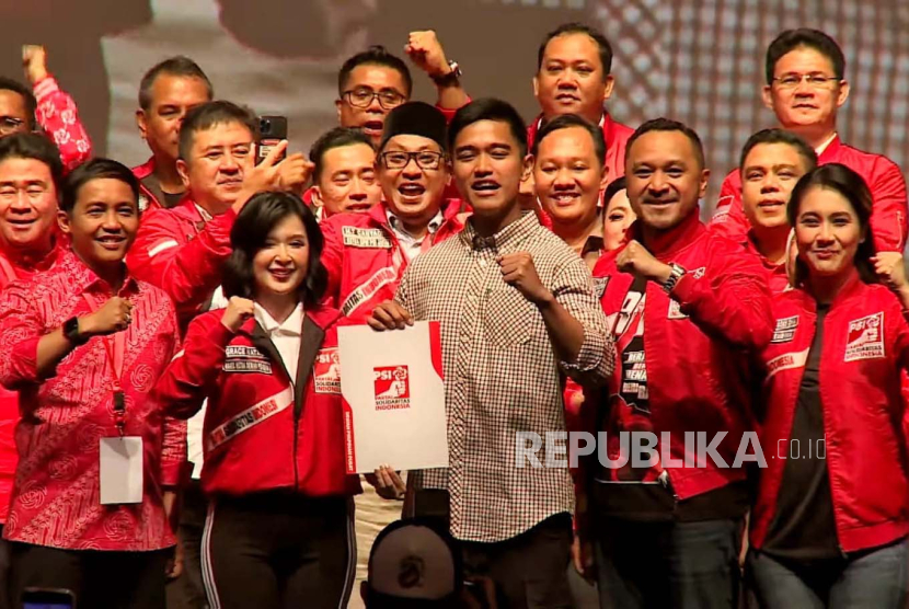 Partai Solidaritas Indonesia (PSI) resmi mengangkat putra Presiden Joko Widodo (Jokowi), Kaesang Pangarep sebagai Ketua Umum. Pengamat sebut Jokowi beri pengaruh besar di banyak parpol.