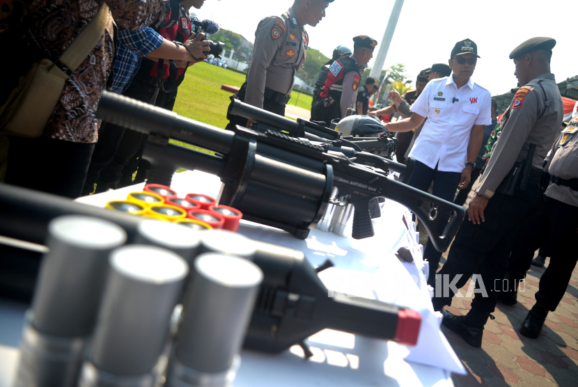 PJ Walikota Yogyakarta, Singgih Raharjo (kedua kanan) melihat perlengkapan pasukan usai Apel Gelar Pasukan Operasi Mantap Brata Progo 2023-2024.