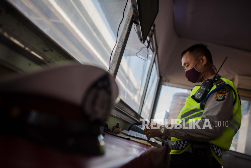 Petugas kepolisian beristirahat di posko Hari Raya Idul Fitri. 