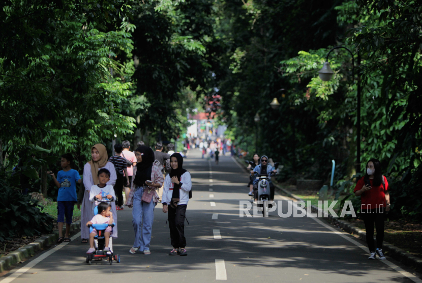 Sejumlah pengunjung berwisata di Kebun Raya Bogor, Kota Bogor, Jawa Barat. (ilustrasi)