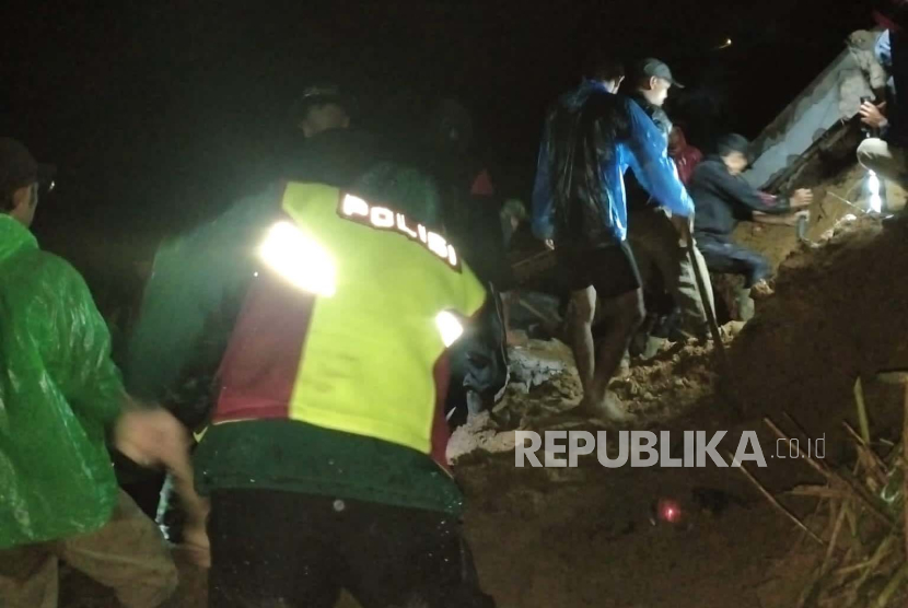 Tiga orang warga dilaporkan tertimbun material longsor di Kampung Sirnagalih, Desa Talagajaya, Kecamatan Banjarwangi, Kabupaten Garut, Kamis (25/4/2024) sekitar pukul 19.00 WIB. Terdapat empat rumah juga yang tertimbun material longsor. 