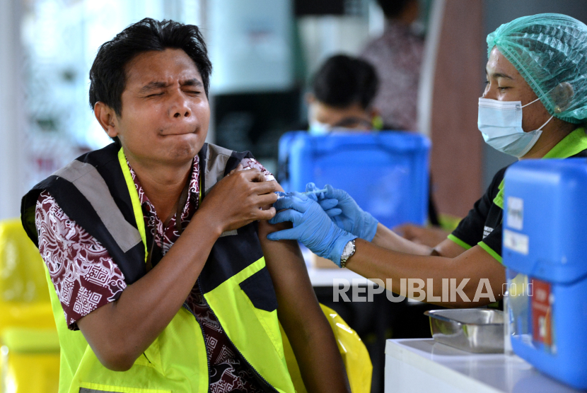 Vaksinator menyuntikkan vaksin COVID-19 kepada petugas saat vaksinasi untuk petugas komunitas Bandara I Gusti Ngurah Rai di Badung, Bali, Jumat (29/12/2023). Vaksinasi COVID-19 itu menyasar ratusan petugas dari berbagai instansi komunitas bandara yang belum melengkapi dosis vaksinasinya sehingga dapat meningkatkan kekebalan komunal seiring dengan terus meningkatnya wisatawan berwisata ke Pulau Dewata melalui bandara tersebut. ANTARA FOTO/Fikri Yusuf/nym.