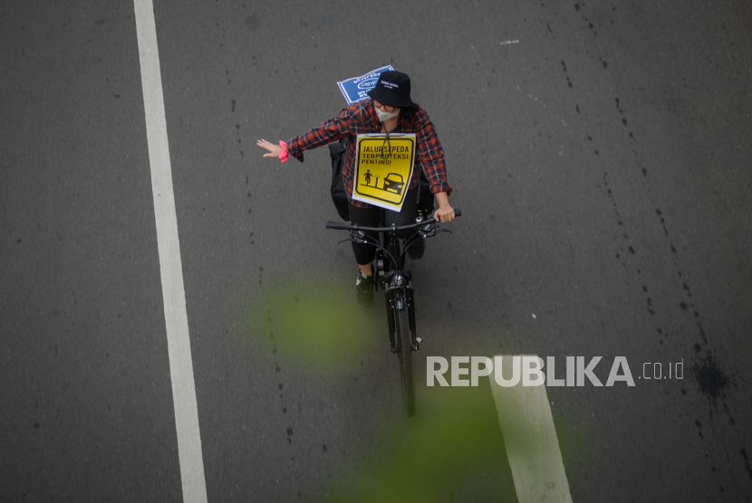 Warga mengendarai sepeda saat aksi kampanye tertib bersepeda di Jalan Sudirman, Jakarta Pusat.