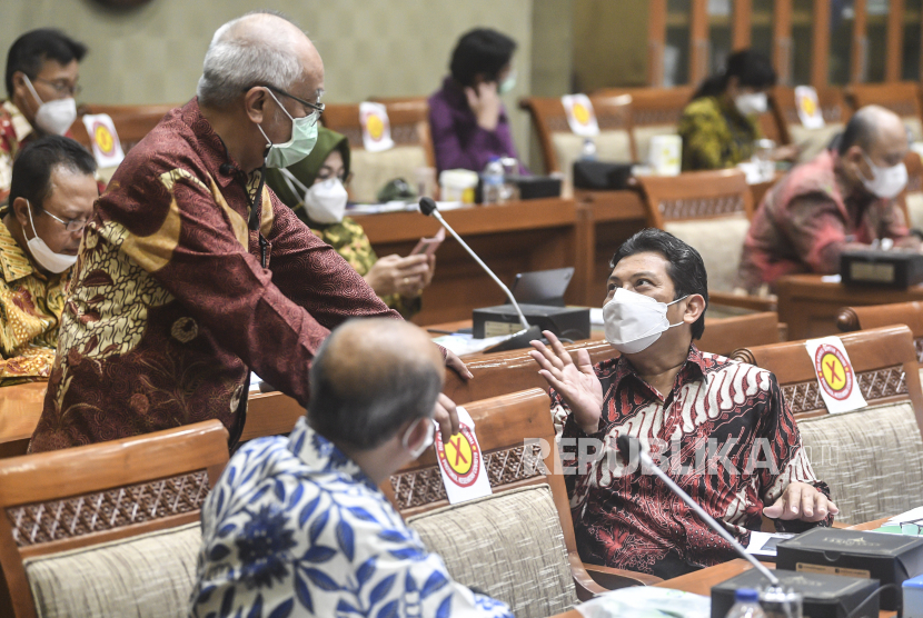 Direktur Utama (Dirut) BPJS Kesehatan Ali Ghufron Mukti (kanan) berbincang dengan Ketua DJSN Tubagus Achmad Choesni (tengah) saat mengikuti Rapat Dengar Pendapat dengan Komisi IX terkait dugaan kebocoran data peserta BPJS Kesehatan, di Kompleks Parlemen, Senayan, Jakarta, Selasa (25/5/2021). Dalam Rapat tersebut Ali Ghufron Mukti menyampaikan telah menyiapakan sejumlah langkah keamanan terkait kebocoran data peserta BPJS Kesehatan diantaranya melakukan penutupan sementara aplikasi yang beresiko dan menunda kerja sama yang terkait dengan pertukaran data untuk sementara waktu. 