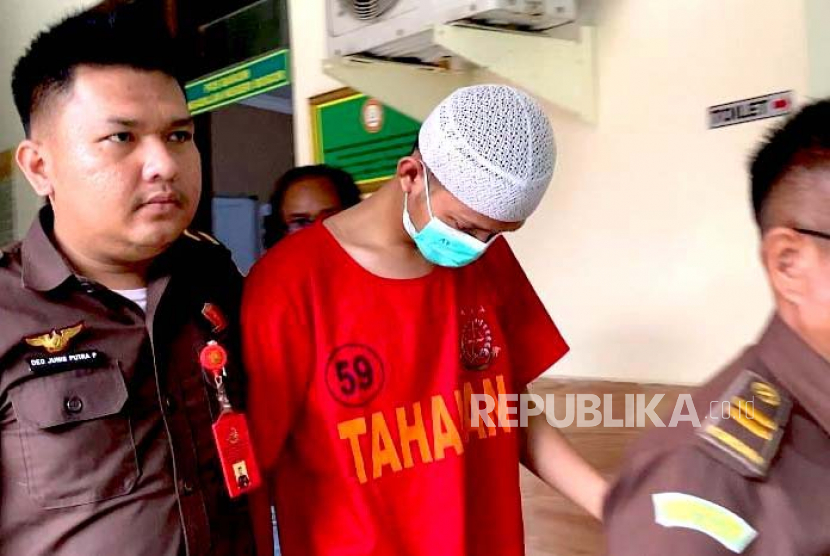 ASR alias T (17 tahun), pelaku utama pembacokan pelajar di Bogor bernama Arya Saputra (16), usai menjalani sidang tuntutan di Pengadilan Negeri Bogor, Selasa (6/6/2023). 
