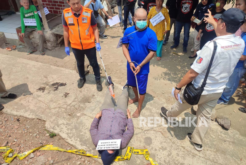 Polisi menggelar rekonstruksi kasus pembunuhan yang dilakukan seorang adik terhadap kakak kandungnya di Kecamatan Tukdana, Kabupaten Indramayu, Jawa Barat, Selasa (7/11/2023). 