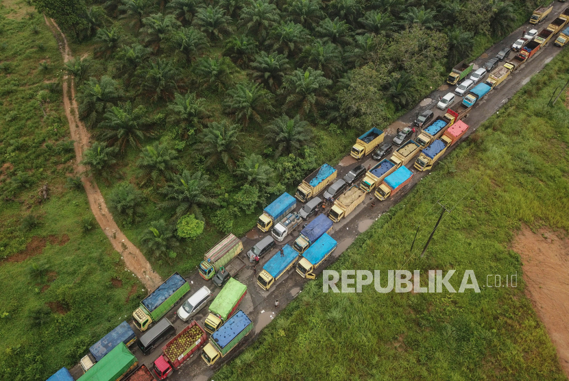 Foto udara antrean kendaraan yang didominasi truk bermuatan batu bara saat terjebak kemacetan di Jalan Lintas Sarolangun-Muara Tembesi, Batanghari, Jambi, Rabu (1/3/2023).