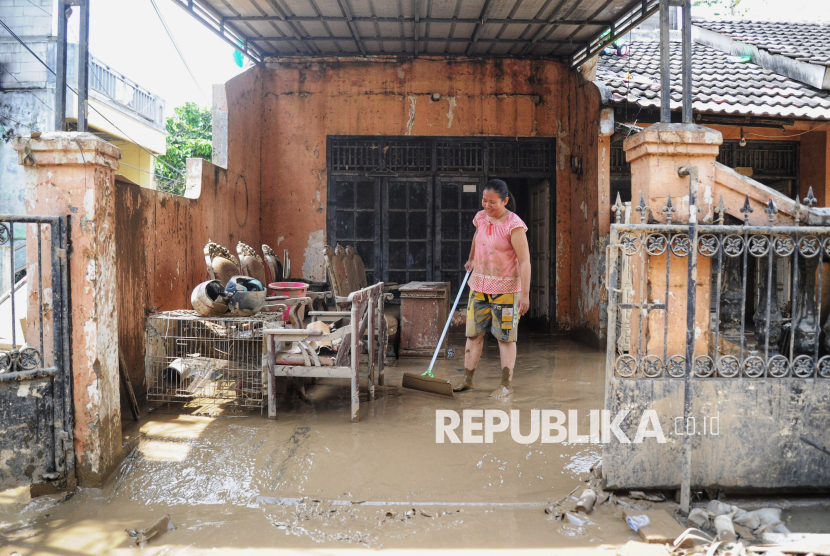 Warga membersihkan lumpur sisa banjir di Perumahan Pondok Gede Permai, Bekasi, Jawa Barat, Rabu (5/3/2025). 