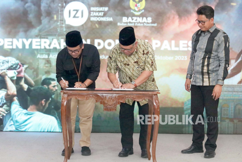 Penyerahan infak kemanusiaan Palestina tahap I dari Laznas IZI kepada Baznas RI, di Gedung Baznas RI, Jakarta, Rabu (25/10/2023). 