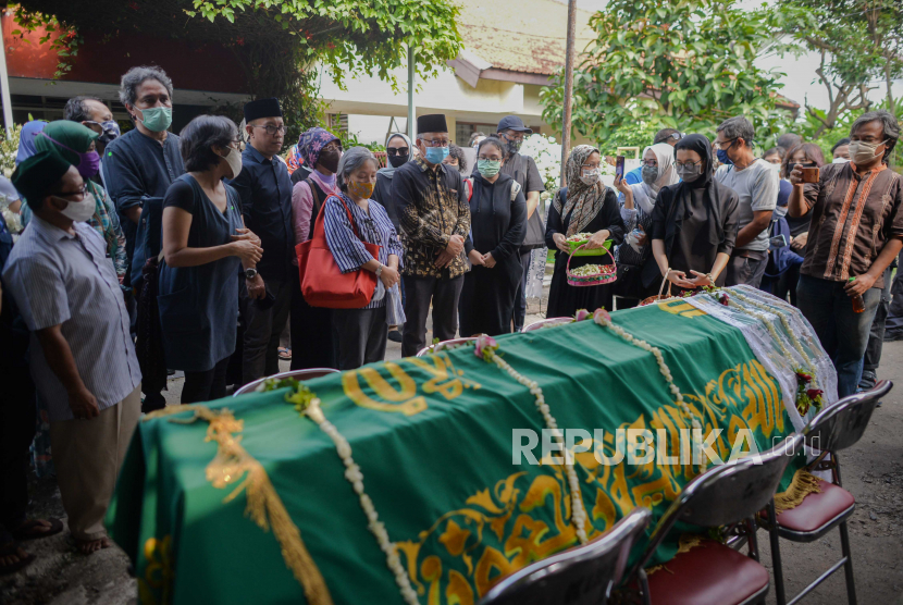 Sejumlah keluarga dan kerabat memberikan doa saat akan mengantarkan Jenazah sastrawan Sapardi Djoko Damono di rumah duka Kompleks Dosen UI Ciputat, Jakarta, Ahad (19/7). Sastrawan Indonesia Sapardi Djoko Damono meninggal pada usia 80 tahun di Rumah Sakit Eka Hospital BSD Tangerang pukul 09.17 WIB dan akan dimakamkan di Taman Pemakaman Giritama, Giri Tonjong, Bogor, Jawa Barat.