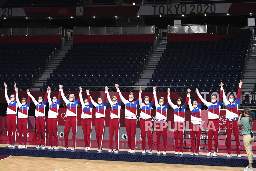 Peraih medali perak Rusia merayakan selama upacara medali Bola Tangan Wanita di Olimpiade Tokyo 2020 di arena Gimnasium Nasional Yoyogi di Tokyo, Jepang, 08 Agustus 2021.
