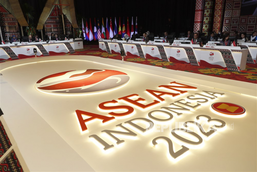  Para delegasi menghadiri salah satu agenda pertemuan ASEAN di Nusa Dua, Badung, Bali, pada 30-31 Maret 2023. Ekonom Kantor Penelitian Makroekonomi ASEAN+3 (The ASEAN+3 Macroeconomic Research Office/AMRO) Marthe Hinojales berharap ASEAN+3 dapat mewujudkan keuntungan ekonomi dari transisi nol bersih sambil meminimalkan dampak negatif pertumbuhannya melalui mobilisasi modal swasta.