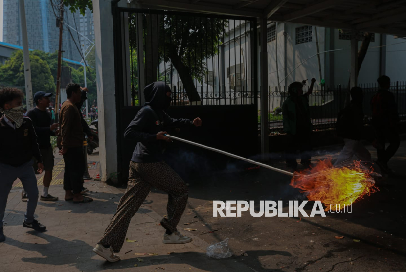 Massa berusaha merangsek masuk ke Gedung DPR saat menggelar aksi demonstrasi di Gedung DPR, Komplek Senayan, Jakarta, Senin (25/8/2025). Dalam aksinya massa menyuarakan penolakan serta mempertanyakan  tunjangan Anggota DPR yang melebihi Rp100 juta. Aksintersebut berujung ricuh saat petugas kepolisian berusaha memukul mundur massa aksi dari kawasan Gedung DPR hingga Jalan Gerbang Pemuda I.  