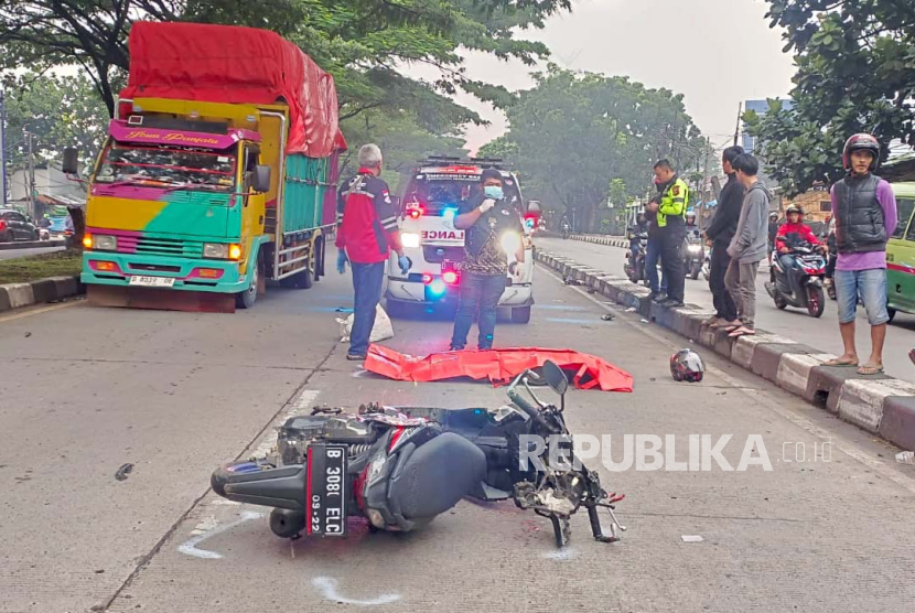 Dua orang pejalan kaki dan satu orang pengendara motor tewas usai terlibat kecelakaan lalu lintas di dua lokasi berbeda di Jalan Soekarno Hatta dan Jalan Ibrahim Adjie Kiaracondong, Kota Bandung, Kamis (4/4/2024). 