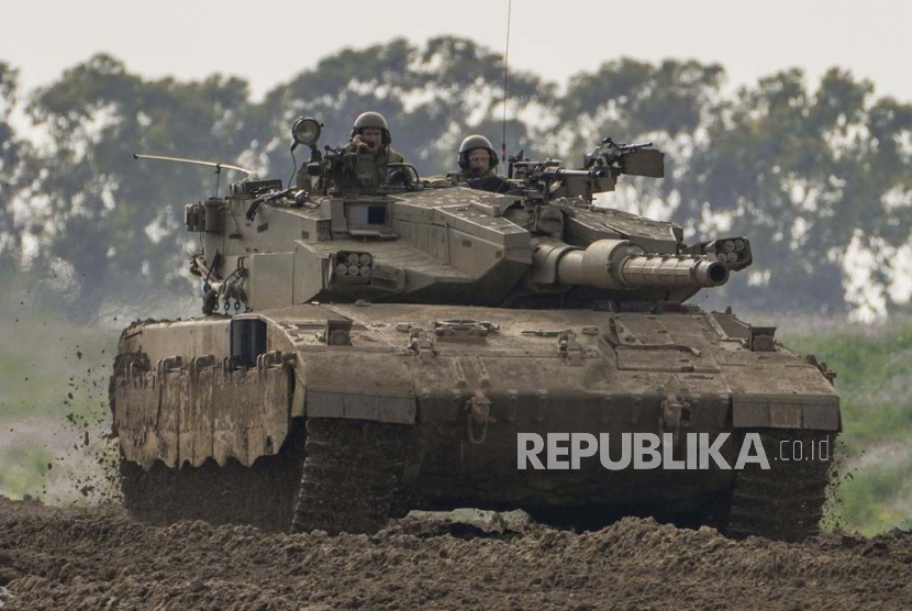 Tentara Israel mengendari tank dekat perbatasan Gaza yang berlokasi di selatan Israel, Senin (19/2/2024). 