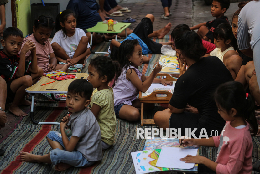 Sekolah Gratis untuk Anak Kurang Mampu di Kampung Padat Penduduk