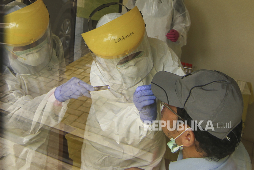Petugas medis memeriksa pasien dengan SWAB Test di Cimanggis, Depok, Jawa Barat, Minggu (8/4/2020). Tes dengan sistem tersebut dilakukan guna mempersempit penyebaran COVID-19 di wilayah Depok dan sekitarnya