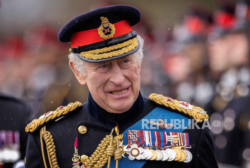 Raja Charles III menginspeksi parade Sovereign ke-200 di Royal Military Academy Sandhurst di Camberley, Inggris. Jumat (14/4/2023)