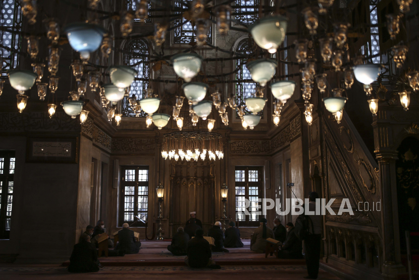 Orang-orang shalat di Masjid di Istanbul, Turki 