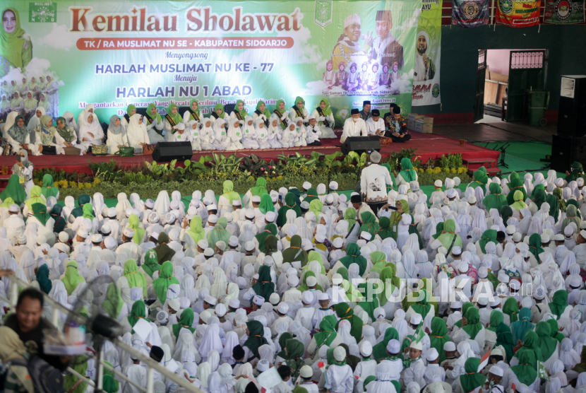 Siswa taman kanak-kanak muslimat beserta guru pendamping mengikuti kegiatan Kemilau Sholawat di Gedung Serbaguna GOR Delta Sidoarjo, Jawa Timur, Senin (23/1/2023). Kegiatan yang diikuti ratusan anak tersebut dalam rangka Harlah NU 1 Abad.