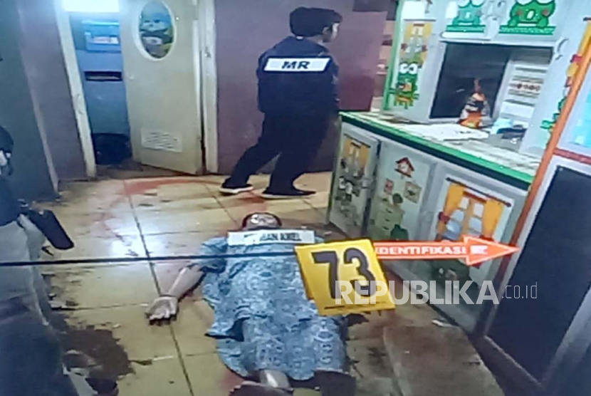 Polisi menunjukkan foto-foto adegan rekonstruksi pembunuhan ibu dan anak di Subang di Mapolda Jabar, Rabu (6/12/2023). 