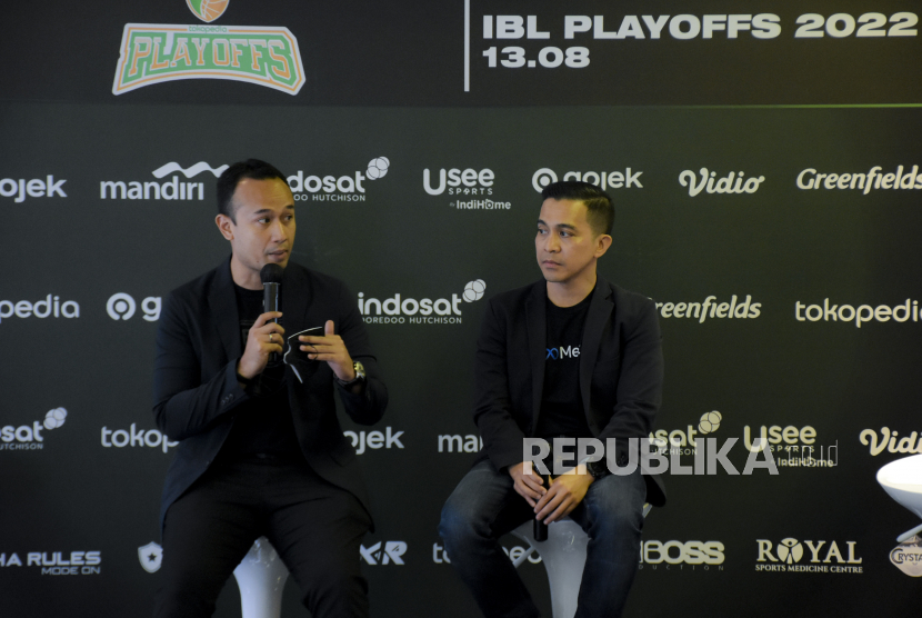 Direktur Utama IBL Junas Miradiarsyah (kiri) bersama Media and Sports Partnership Meta Indonesia Dolly Lesmana (kanan).